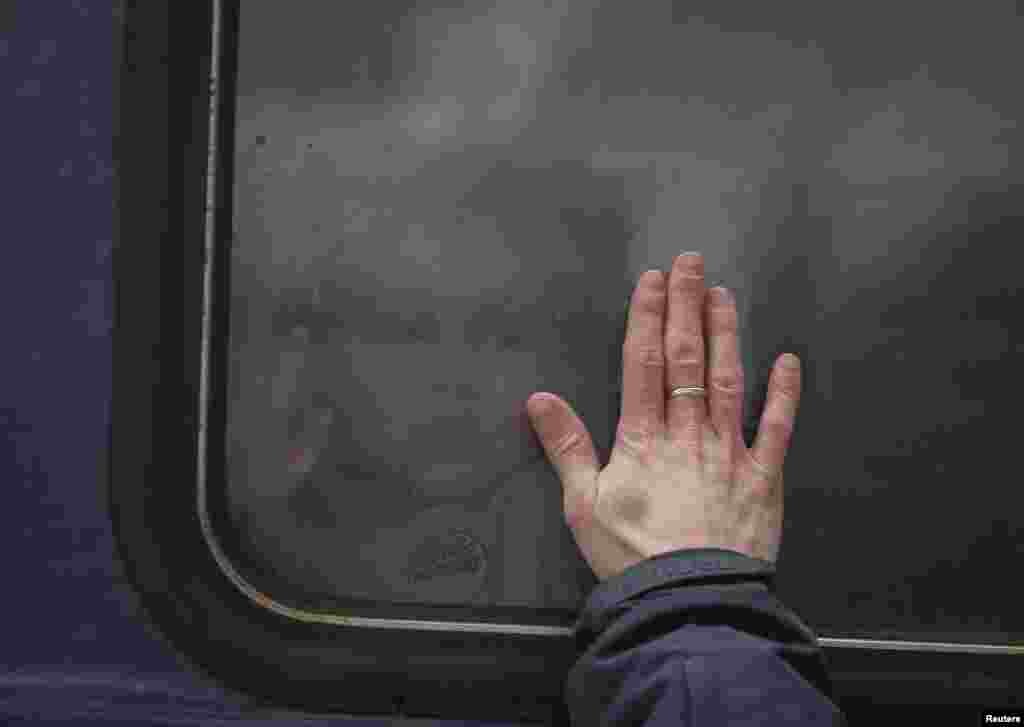 Киевтен Львовқа қарай бет алған бала әкесімен қоштасып тұр. 6 наурыз 2022 жыл. 