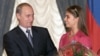 Володимир Путін та Аліна Кабаєва в 2001 році 