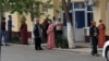 Çetki şäherçelerden gelen ýaşaýjylar Türkmenbaşynyň çörek kärhanalarynyň dükanlaryndan çörek satyn almak üçin gijäniň aýazly sowugynda nobata durýarlar. (Illýustrasiýa surat)