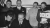 Ministrul de externe sovietic Vyacheslav Molotov semnează faimosul pact de neagresiune cu Germania
