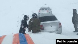Түркістан облысында жолда қалған жолаушыларды құтқарып жатқан мамандар. 3 қаңтар 2023 жыл.