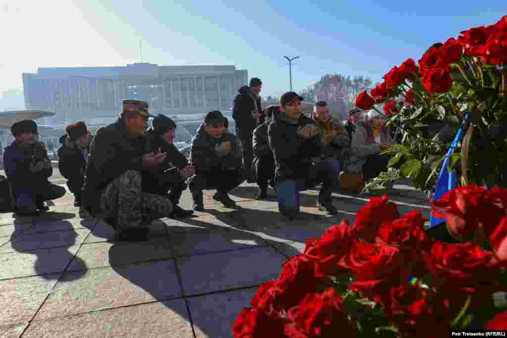 Әкімдік өкілдері тарап кеткен соң алаңға тіркелмеген "Демократиялық партияның" белсенділері жиналып, 1986 жылғы Желтоқсан оқиғасының және 2011 жылғы Жаңаөзен оқиғасының құрбандарына құран бағыштады. 