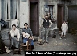 A family in Paris in 1914.