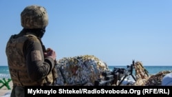 Український військовий на морському узбережжі Одещини, ілюстративне фото