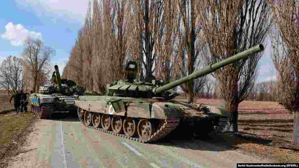 Местный чиновник, участвовавший в бою, сообщил, что украинские военные захватили три российских танка 