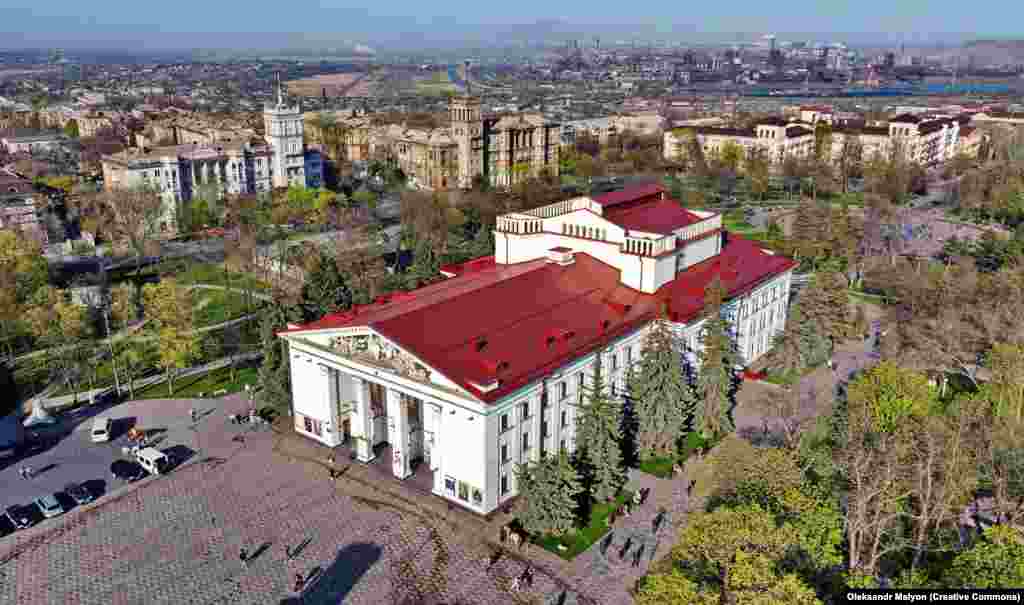Мариуполь үзәгендәге драма театры: 2021 елның маенда һәм 2022 елның апрелендә