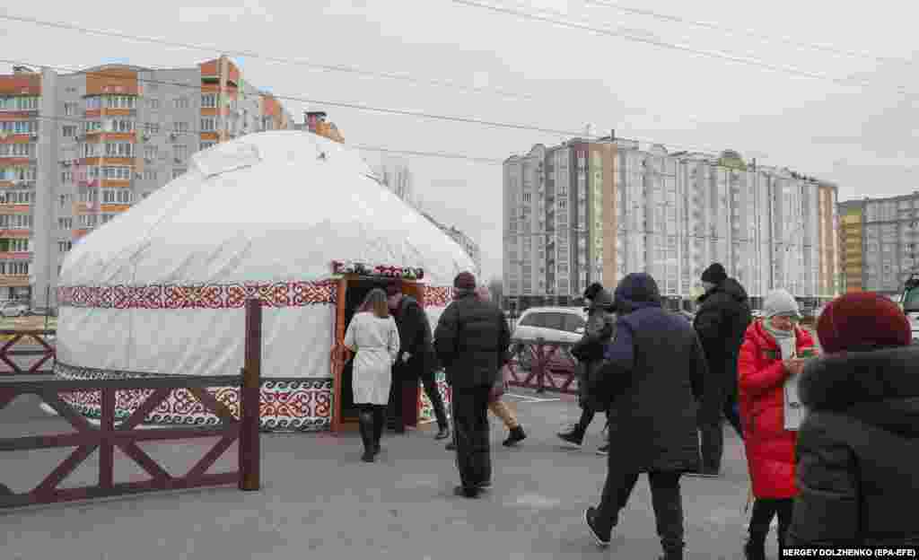 "Мызғымастық пунктіндегі" киіз үйдің бірі. Бучада Ресейдің ракета шабуылының кесірінен жарық пен жылу шектеп беріліп жатыр. Ал киіз үй автономды жылу мен жарыққа қосылған. Жұрт киіз үйге кіріп, жылынып, ұялы телефондарын қуаттай алады. 