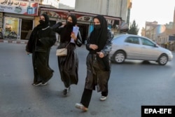 2022-nji ýylyň 20-nji dekabrynda "Talyban" aýallara Owganystandaky uniwersitetlerde okamagy gadagan edeninden soň, student gyzlar Kabul uniwersitetinden gidip barýarlar.