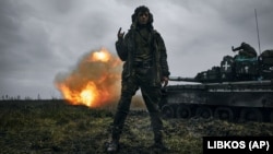 Ukrain esgeri söweş meýdanynda ele salnan rus tankynyň ýanynda