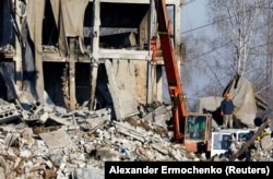Resturile clădirii din Makiivka în care se aflau militari ruși. Regiunea Donețk, Ucraina, 3 ianuarie 2022.