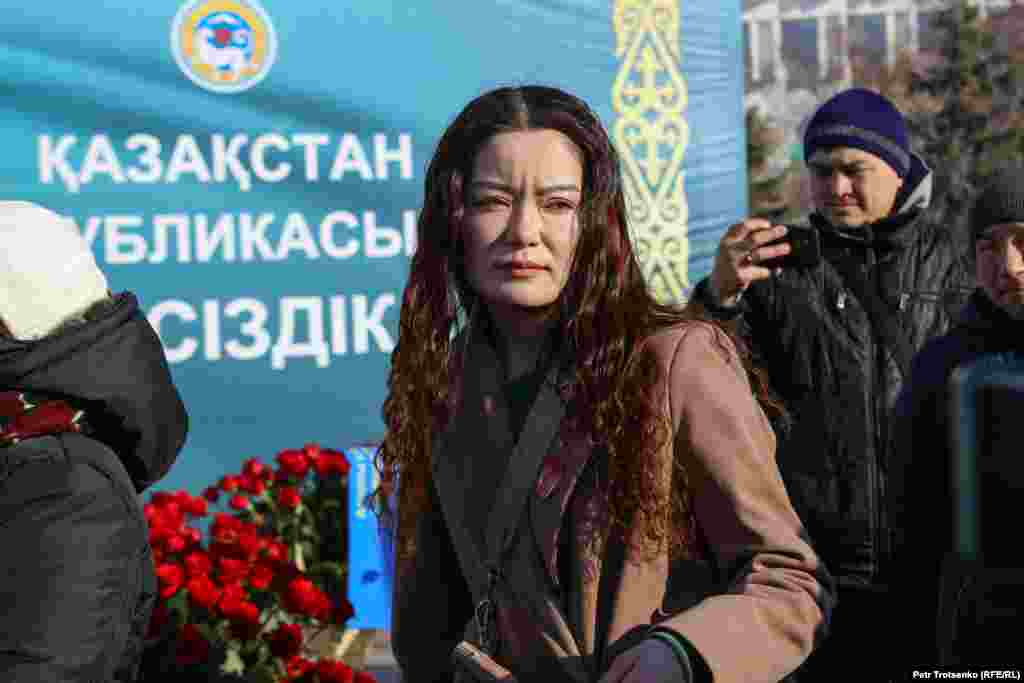 Жиналғандар алдында "Демпартия" белсендісі Аружан Дүйсебаева сөз сөйлеп, биліктен Қаңтар оқиғасын әділ тергеуді, "Демпартия" лидері Жанболат Мамайды ақтауды, экс-президент Нұрсұлтан Назарбаевты сотқа тартуды талап етті. "Өз халқына бір-екі рет оқ атқан билік халыққа қайтадан оқ атудан тайынбайтыны анық" деді ол. 