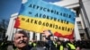 Під час акції біля парламенту України на підтримку закону «Про забезпечення функціонування української мови як державної», який депутати ухвали цього ж дня. Київ, 25 квітня 2019 року 