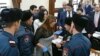 Փոստանջյանը պնդում է, որ քաղաքապետարանում միջադեպի քննության գործով իրավապահները պատվեր են կատարում