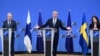 A NATO-főtitkár (középen), illetve a finn és a svéd külügyminiszter közös sajtótájékoztatója Brüsszelben 2022. január 24-én