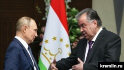Владимир Путин и Эмомали Рахмон во время саммита в Астане.