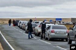 После объявления Путиным "частичной" мобилизации на границе России с Казахстаном выстроились очереди автомобилей с желающими поскорее покинуть РФ. Сентябрь 2022 года