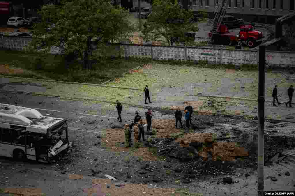 Вибух від влучення російської ракети зруйнував пасажирський автобус і вибив вікна у будинках навколо. Дніпро, 10 жовтня 2022 року 