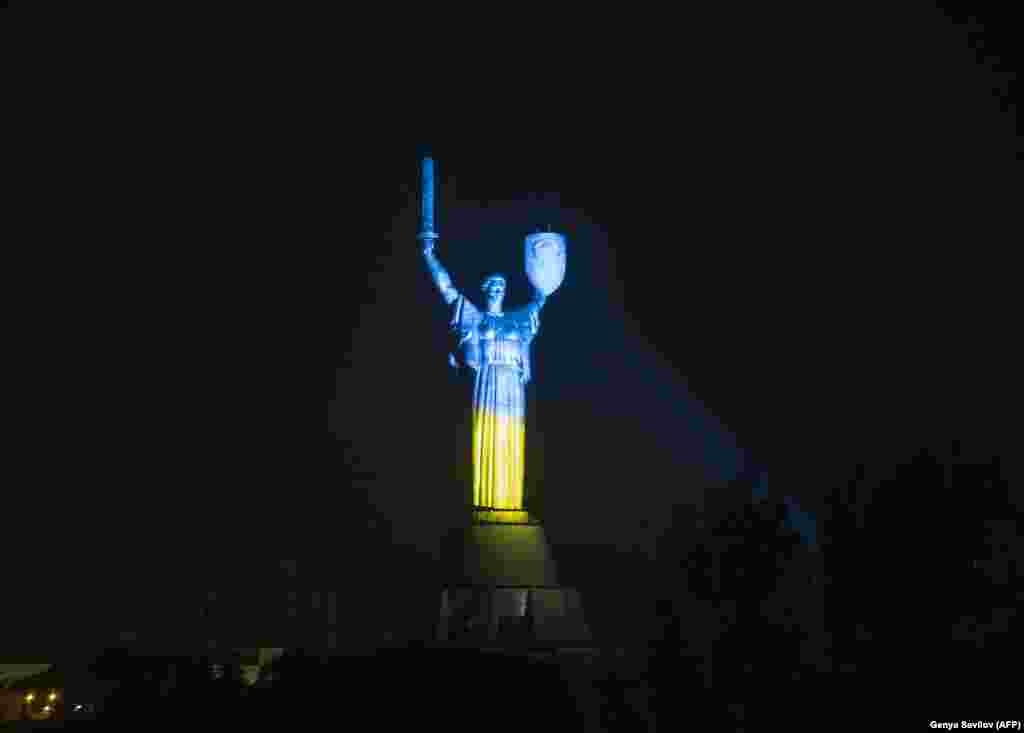 У Києві 24 серпня українськими кольорами засвітився монумент Батьківщина-мати 