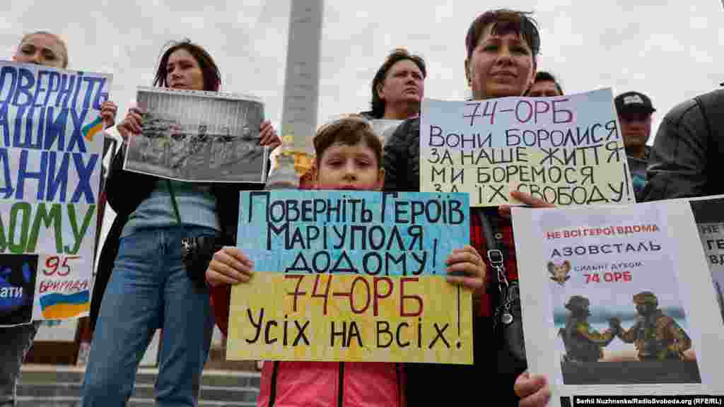 Рідні військових закликали оприлюднити списки всіх полонених 