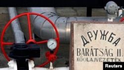 Robinetul de lângă piatra de temelie a conductei de petrol Drujba de la principala rafinărie Duna a grupului petrolier și de gaze MOL din Ungaria, fotografiat la Százhalombatta, la 9 ianuarie 2007.
