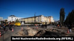 Последствия одного из обстрелов Киева в октябре 2022 года: воронка от падения ракеты на углу бульвара Шевченко и Владимирской улицы и поврежденный купол Дома учителя