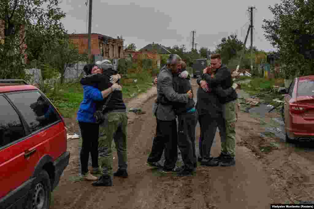 Сусіди обіймаються після повернення у звільнену від російських окупантів Кам'янку. , Харківщина. 2 жовтня 2022 року 