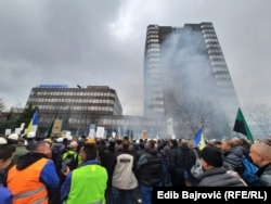 Bányászok tüntetnek Szarajevóban 2021. november 23-án
