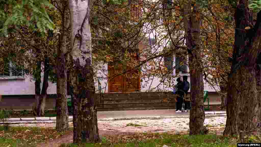 Біля під'їзду студентського гуртожитку