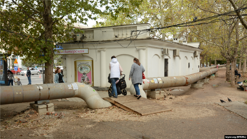 Район транспортної зупинки «Кінотеатр «Москва» на проспекті Острякова. У цьому місці робітники-ремонтники зробили зручний низький перехід для жінок із дитячими колясками та людей з інвалідністю