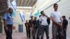 ۲۵۵ تن از اسرای فلسطينی که روز جمعه از زندان های اسراييل آزاد شدند، به مقامات حکومت خودگردان فلسطينی تحويل داده شدند.