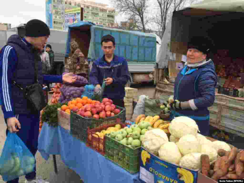 Килограмм иранских яблок на ярмарке продают по 350 тенге, по такой же цене – мандарины из Пакистана. Пучок зелени стоит 120 тенге.