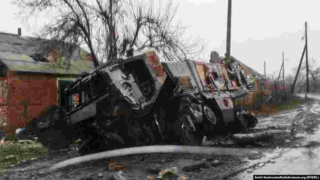 Спалена ворожа техніка на узбіччях, посічені дерева уламками снарядів, поля, усіяні нерозірваними снарядами російських «Ураганів», свіжі сліди прильотів від артилерії та мінометів