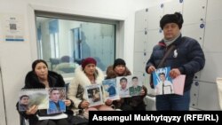 Қаңтарда жақындарынан айырылған ата-аналар соттағы әділетсіздіктерді айтып, Астанаға келді. 22 желтоқсан 2022 жыл.