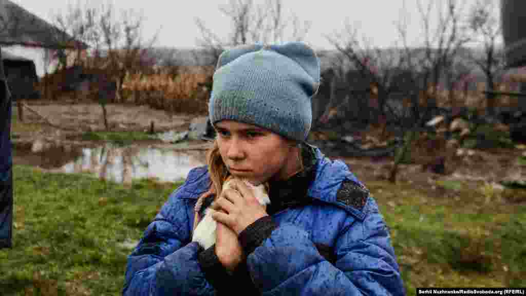 У руках дівчинки Пеппа – її морська свинка