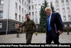 Boris Johnson brit miniszterelnök (j) és Volodimir Zelenszkij ukrán elnök Kijevben 2022. április 9-én