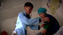 Ат үстүндө эл кыдырган фельдшер