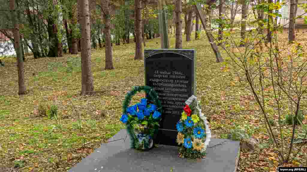Меморіальний камінь у пам'ять жертв сталінської депортації в сільському сквері. 18 травня 1944 року до Середньої Азії депортували з тодішнього Бахчи-Елі всіх жителів з-поміж кримських татар, а через місяць, 20 червня, – вірмен, греків і болгар. Замість них у село завезли переселенців з Тамбовської та Курської областей Росії