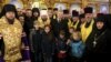 Посередині: глава єдиної Православної церкви України (ПЦУ) митрополит Київський Епіфаній і президент України Петро Порошенко у Храмі Різдва Пресвятої Богородиці у Дніпрі, 17 грудня 2018 року
