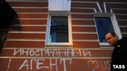"Мемориалдын" кеңсесине чет элдик агент деп жазып кетишкен учур. 21-ноябрь, 2012-жыл. 