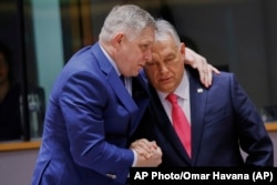 Prim-ministrul slovac Robert Fico (stânga) și prim-ministrul ungar Viktor Orban ar putea beneficia de un sprijin regional mai puternic din partea Poloniei și Cehiei.