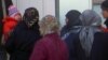 Близкие обвиняемых в членстве в "Хизб-ут Тахрире" стоят около здания Ошского областного суда.