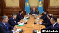 Қасым-Жомарт Тоқаев саяси партия басшыларын қабылдап отыр. Нұр-Сұлтан, 9 сәуір 2019 жыл.