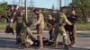 Luptători ucraineni care au părăsit combinatul Azovstal sunt percheziționați de personalul militar pro-rus.