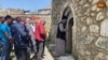 Ուդիական համայնքի ներկայացուցիչները մտնում են Հադրութի Սուրբ Հարություն եկեղեցի։