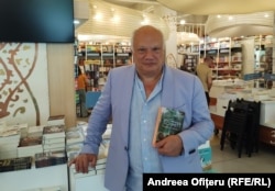 Eric-Emmanuel Schmitt este dramaturg, prozator, romancier și regizor de film.