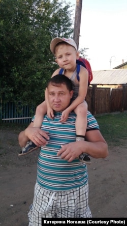 Понтелеймон Ногаев с сыном.