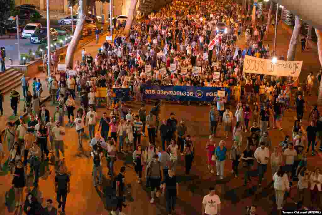 Mitingul a fost organizat de mai multe organizaţii pro-europene şi toate formaţiunile de opoziţie, care au chemat oamenii pentru &bdquo;a demonstra angajamentul poporului georgian faţă de alegerea sa europeană şi de valorile occidentale&quot;.&nbsp;