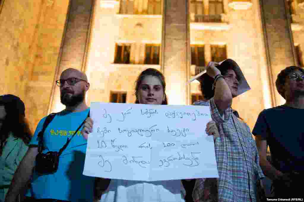 Organizarea protestului din capitala Georgiei a vrut să fie un semnal trimis Bruxellesului, în contextul în care liderii europeni urmează să discute săptămâna aceasta dacă acordă sau nu statutul oficial de stat candidat Georgiei.&nbsp;