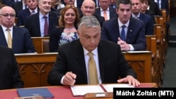 Orbán Viktor miniszterelnök aláírja a kinevezési okmányokat eskütételét követően az Országgyűlés ülésén 2022. május 16-án