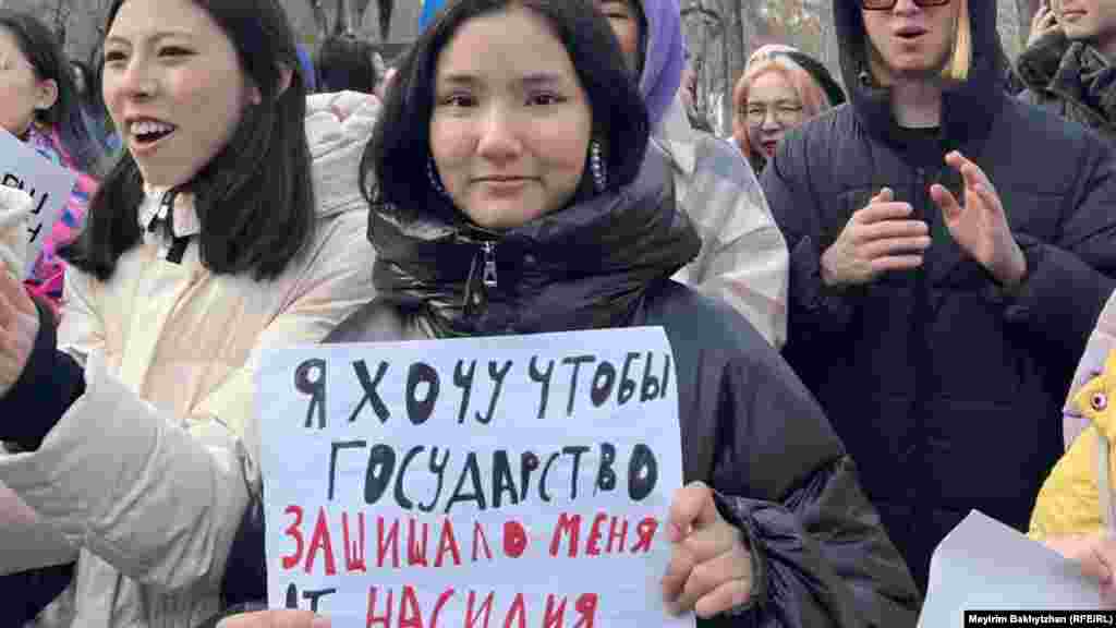 Девушка держит плакат с надписью: «Я хочу, чтобы государство защищало меня от насилия». Алматы, 5 февраля 2023 года